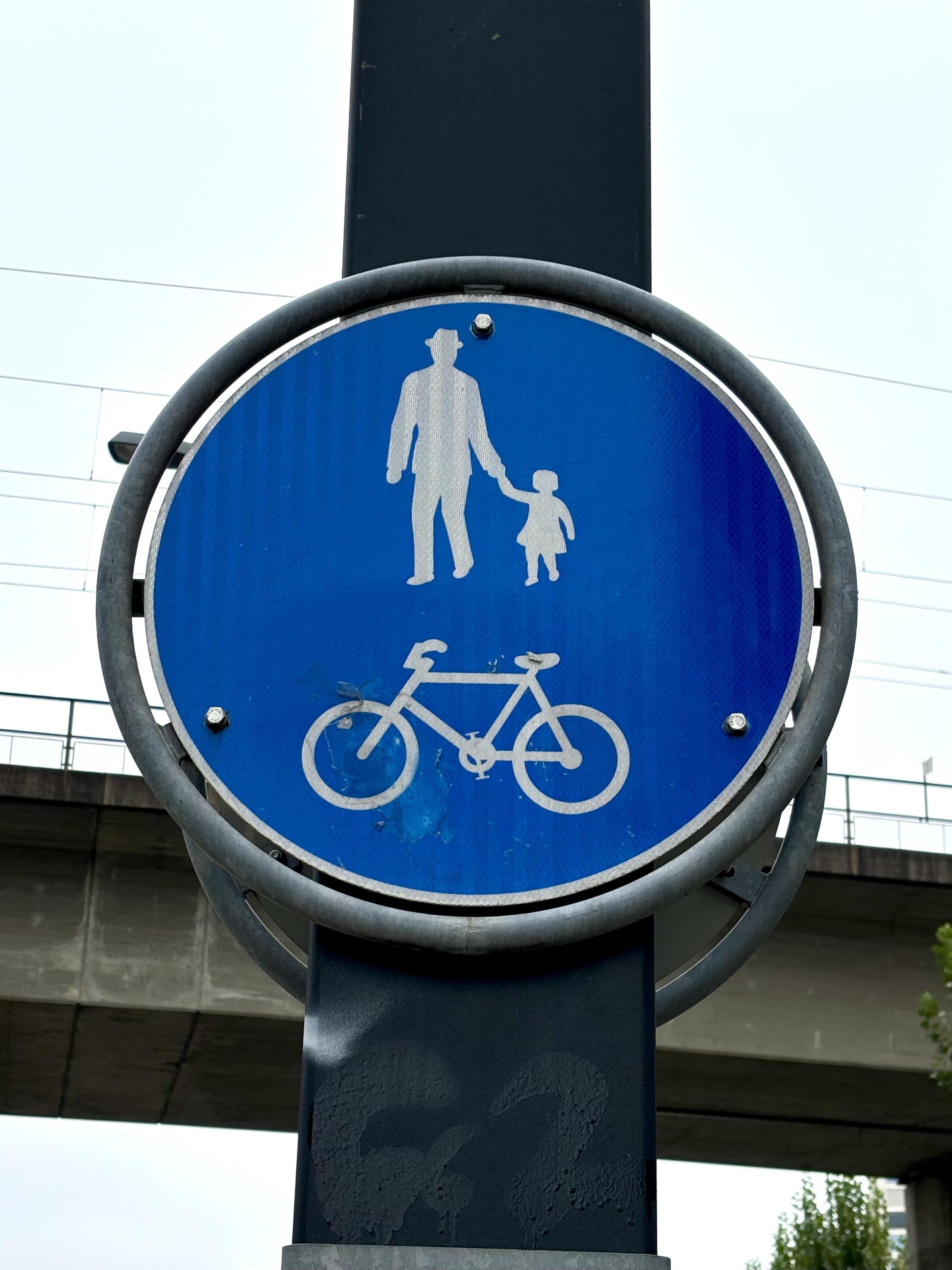 A photo of a Swiss road sign: Pedestrians / Bicycle lane