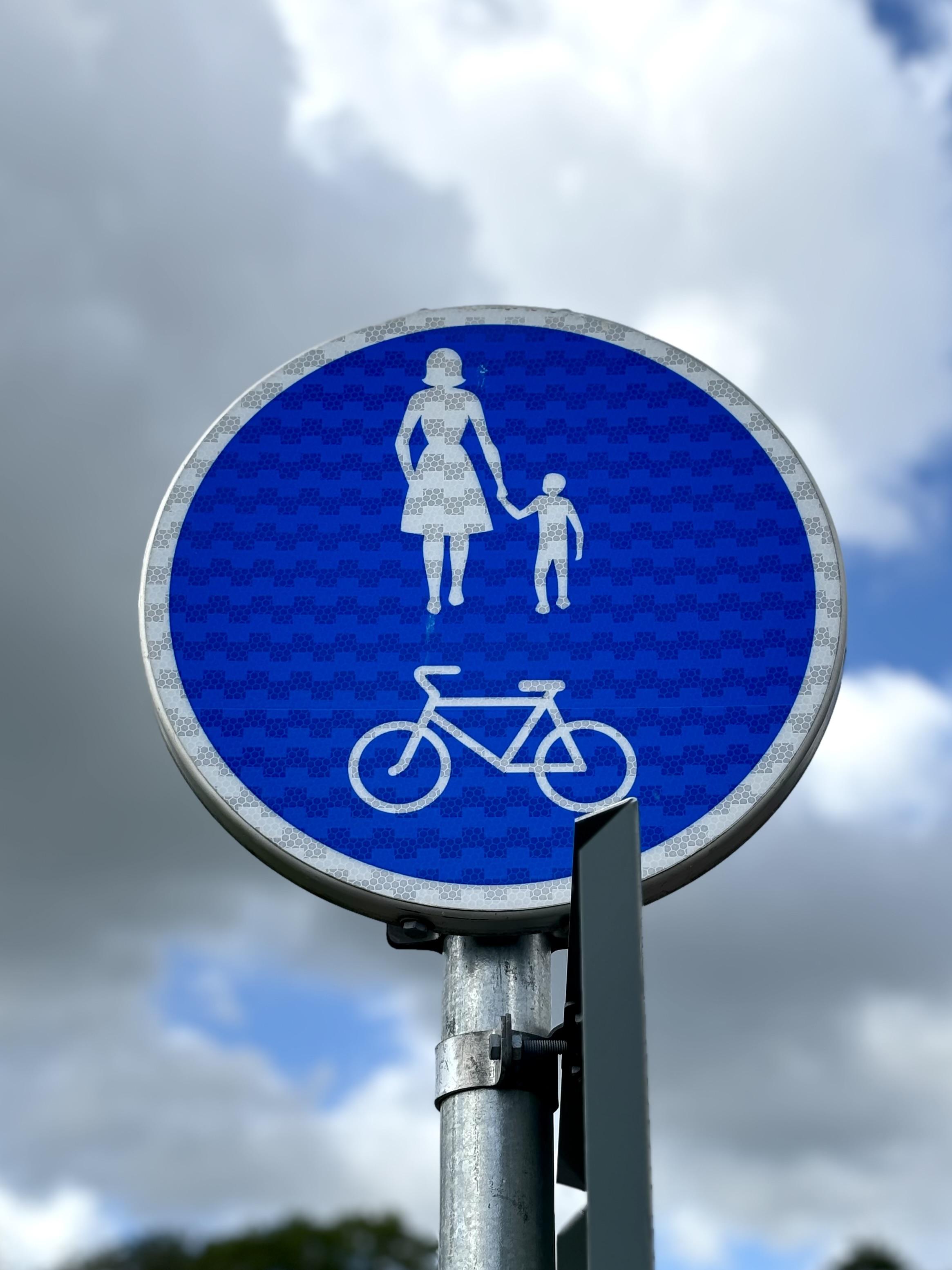 A photo of an Estonian road sign: Pedestrians / Bicycle lane