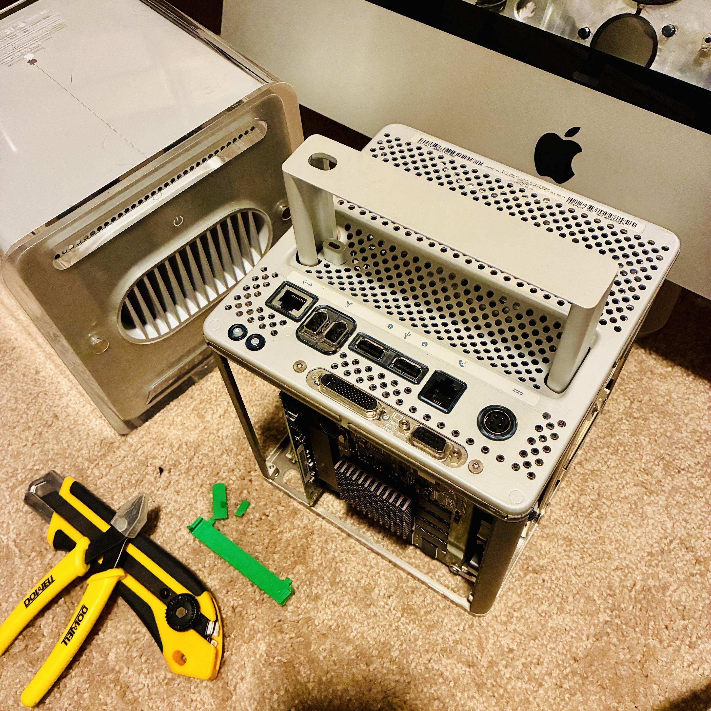 Apple G4 Cube, iMac Intel aluminum disassembly stage
